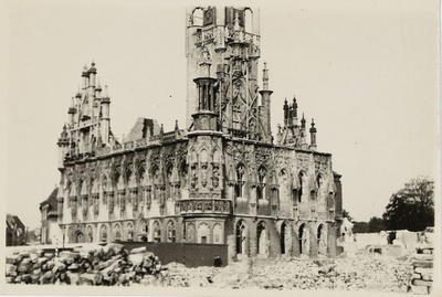 A-748 Het stadhuis aan de Markt te Middelburg, na het bombardement