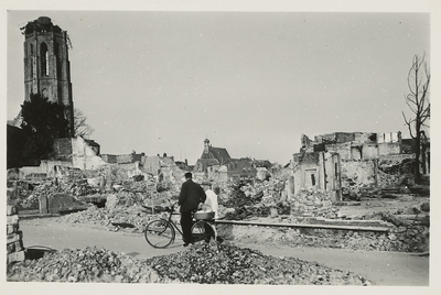 A-752 Gezicht op de Lange Burg te Middelburg met de Abdijtoren, Gasthuiskerk en Lange Delft na het bombardement