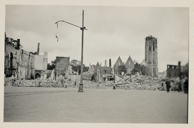 A-755 Gezicht op de Markt te Middelburg, na het bombardement