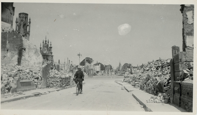 A-762 Gezicht op de Grote Markt te Middelburg, na het bombardement, vanuit de Korte Gortstraat