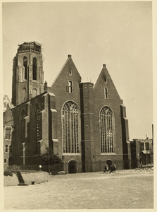 A-763 Gezicht op de Nieuwe Kerk te Middelburg na het bombardement, met op de voorgrond een schuilkelder,