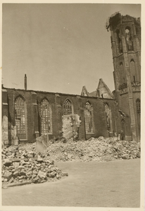 A-764 Gezicht op de Nieuwe Kerk en de Abdijtoren te Middelburg, na het bombardement