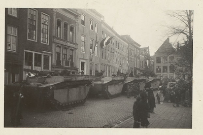A-766 Pantservoertuigen op de Dam te Middelburg tijdens de bevrijding