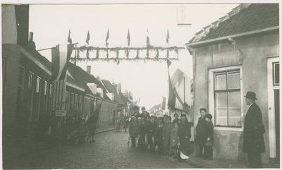 A-858III De Noordweg te Middelburg met ereboog en vlaggen
