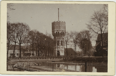 A-86 Gezicht op de Herengracht te Middelburg met de watertoren, met op de voorgrond drijvend hout van de houthandel Alberts