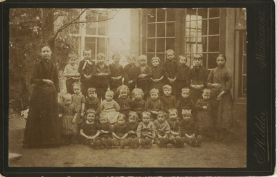 A-863 Een schoolklas van juffrouw Zegers, tweede onderwijzeres handwerken, school K, aan de Dampoort te Middelburg