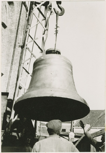 A-866II Bevestigen van het nieuwe carillon in de Abdijtoren te Middelburg