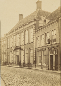 ALBUM-1-7 Woonhuis van J. Luteijn (met hek) in de Lange Gortstraat K 23. Het gebouw rechts ervan is het kantoor van de ...