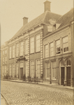 ALBUM-1-7 Woonhuis van J. Luteijn (met hek) in de Lange Gortstraat K 23. Het gebouw rechts ervan is het kantoor van de ...