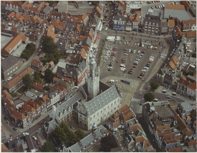 AS-168 Gezicht vanuit de lucht op de kern van het wederopbouwgebied rond de Markt met het stadhuis te Middelburg, zoals ...