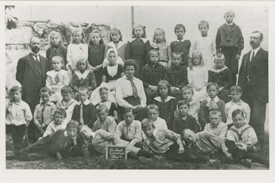 B-1020 Leerlingen van de vijfde klas en onderwijzend personeel van de Christelijke school aan de Gravenstraat te Middelburg