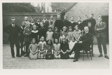 B-1021 Leerlingen en onderwijzers van de Christelijke Burgerschool in de Singelstraat te Middelburg