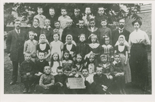 B-1024 Leerlingen en onderwijzend personeel van de Christelijke school in de Gravenstraat te Middelburg