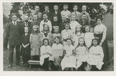 B-1032 Leerlingen en onderwijzend personeel van de Gereformeerde school in de Gravenstraat te Middelburg