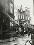 B-1047II Brandweer en politie bij de brand bij P. Vreke, fotograaf in de Korte Delft te Middelburg