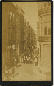 B-105 8 Middelburg Rue Lange Burg. Gezicht op de voormalige Lange Burg gezien vanaf de Markt te Middelburg