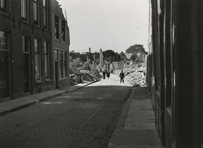 B-1076 Gezicht op een deel van de Sint Pieterstraat te Middelburg, na het bombardement