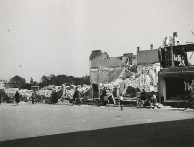 B-1077 Gezicht op de Lange Delft te Middelburg, na het bombardement