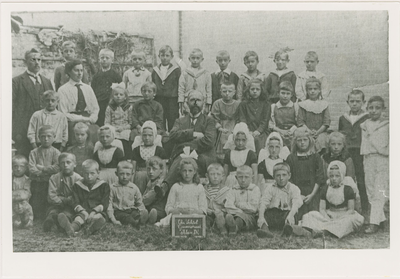 B-1085 De vierde klas van de Christelijke school in de Gravenstraat te Middelburg