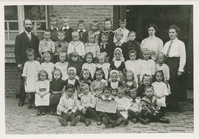 B-1087 Leerlingen van klas 1 van de Christelijke school in de Gravenstraat te Middelburg