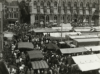 B-1105III Drukte op de Markt te Middelburg op bevrijdingsdag