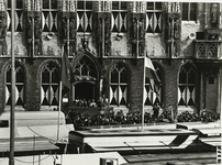 B-1105VIII Het bordes van het Stadhuis te Middelburg op bevrijdingsdag, met op de voorgrond de markt