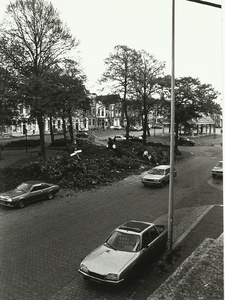 B-1121I Bij een storm omgewaaide bomen op het Damplein te Middelburg