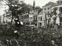 B-1121IV Bij een storm omgewaaide bomen op het Damplein te Middelburg