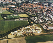 B-1127 Gezicht vanuit de lucht op de wijken 't Zand en de Breewijk te Middelburg, vanuit het westen, met op de ...