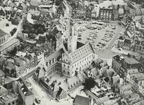 B-1131 Gezicht op het stadhuis met de Markt te Middelburg en omgeving