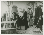 B-1134 Koningin Juliana plant een boom tijdens de boomplantdag te Middelburg