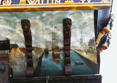 B-1141X Detail van de spiegel van het schip de Prins Willim in de haven van Nagasaki Holland Village, met een gezicht ...