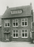 B-1156 Het Raadhuis aan de Postweg (thans Oude Rijksweg) te Nieuw- en Sint Joosland
