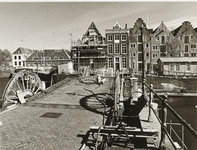 B-1169 Werkzaamheden bij de verbetering van de Spijkerbrug te Middelburg, op de achtergrond de pakhuizen aan de Kinderdijk