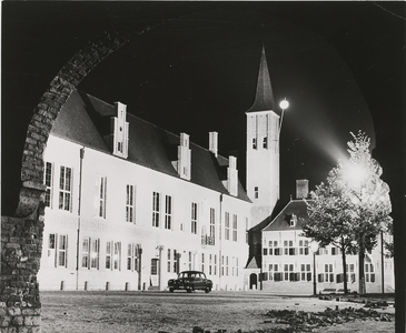 B-1170 Het provinciehuis aan het verlichte Abdijplein te Middelburg gezien vanuit de Balanspoort