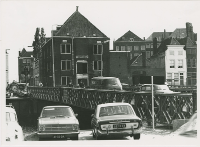B-1182V Noodbrug tussen de Goese Korenmarkt en de Segeersstraat tijdens de aanleg van de nieuwe Koningsbrug te Middelburg