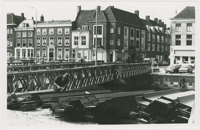 B-1182VII Noodbrug tussen de Goese Korenmarkt en de Segeersstraat tijdens de aanleg van de nieuwe Koningsbrug te Middelburg