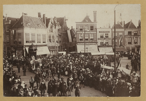 B-1193 Historische optocht op de Markt te Middelburg, komende uit de Lange Delft, ter gelegenheid van de kroning van ...