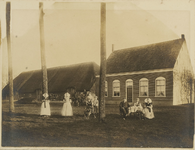 B-1202 Een boerderij met schuur te Nieuw- en Sint Joosland, met de familie en personeel en op de achtergrond een rijtuig