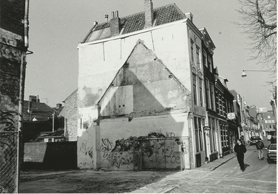 B-1214III Gezicht op de voorzijde van de Sint Janstraat te Middelburg tijdens de afbraak van een aantal panden