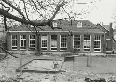 B-1214VIII Gezicht op de achterzijde van de school aan de Gravenstraat te Middelburg tijdens de afbraak van een aantal panden