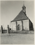 B-1215I Gezicht op de ingang van de Nederlandse Hervormde kerk te Sint Laurens