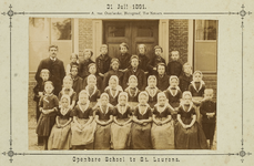 B-1219 Een schoolklas voor de openbare school aan de Van Cittersstraat te Sint Laurens met het hoofd der school Pieter ...