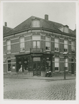 B-1239 De kruidenierswinkel van A.H. Verre op de hoek van de Stationsstraat en de Kousteensedijk te Middelburg