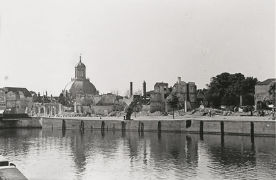 B-1269 Gezicht op een deel van de Rotterdamsekaai te Middelburg, met kraan en een deel van de brug, na het ...