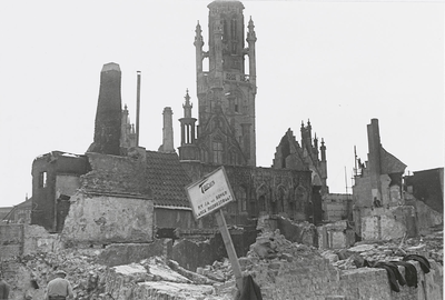 B-1274 Gezicht op het stadhuis van Middelburg, na het bombardement
