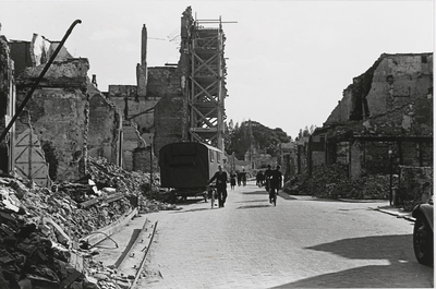 B-1278 Gezicht in de Lange Delft te Middelburg, met de gevel van de Provinciale Bibliotheek, na het bombardement