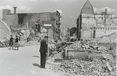 B-1282I Gezicht in de Lange Delft te Middelburg met puinruimers, na het bombardement