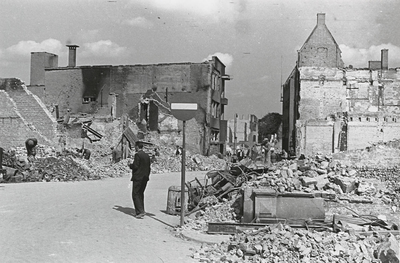 B-1282II Gezicht in de Lange Delft te Middelburg met puinruimers, na het bombardement