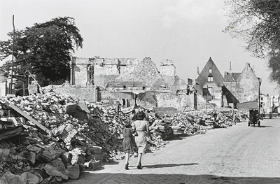 B-1283I Gezicht op puin aan de Rouaansekaai te Middelburg, na het bombardement